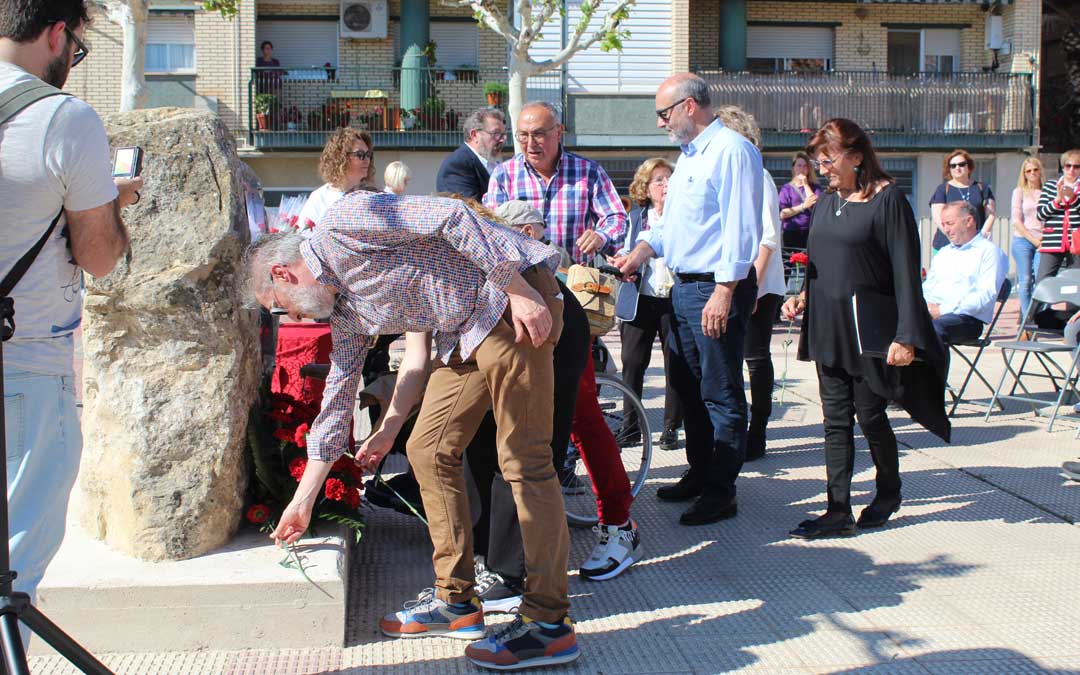 Ofrenda floral de la ciudadanía y familiares a los caspolinos deportados a los campos de concentración. / B. Severino