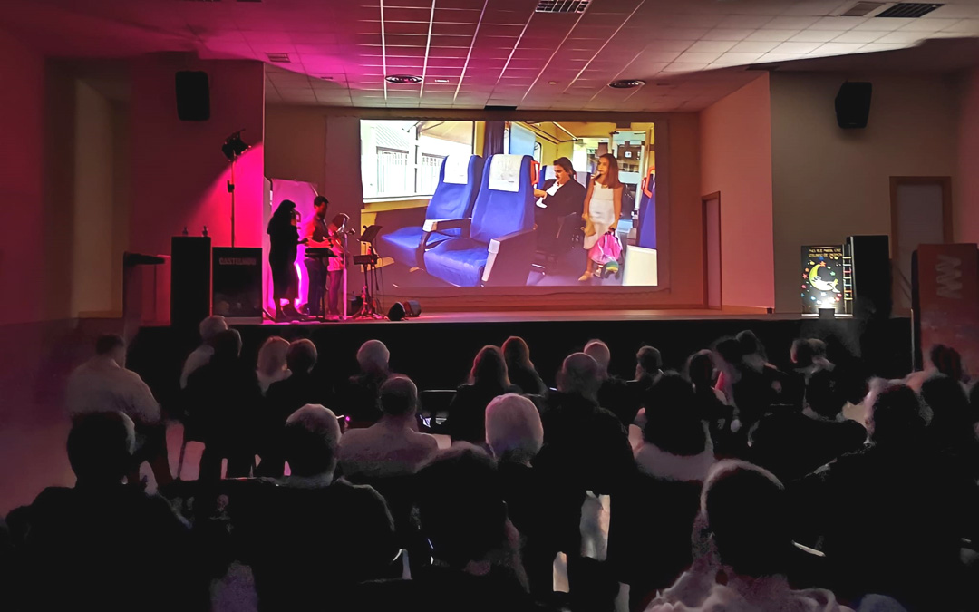 Lleno en el espacio habilitado como cine para ver el cortometraje ‘Tren a Saturno’ que protagoniza Carla Guimerá. / L.C.