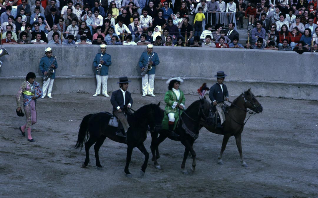 Celebración de una de las tradicionales charlotadas, al fondo, parte de la banda. La imagen data de 1977.