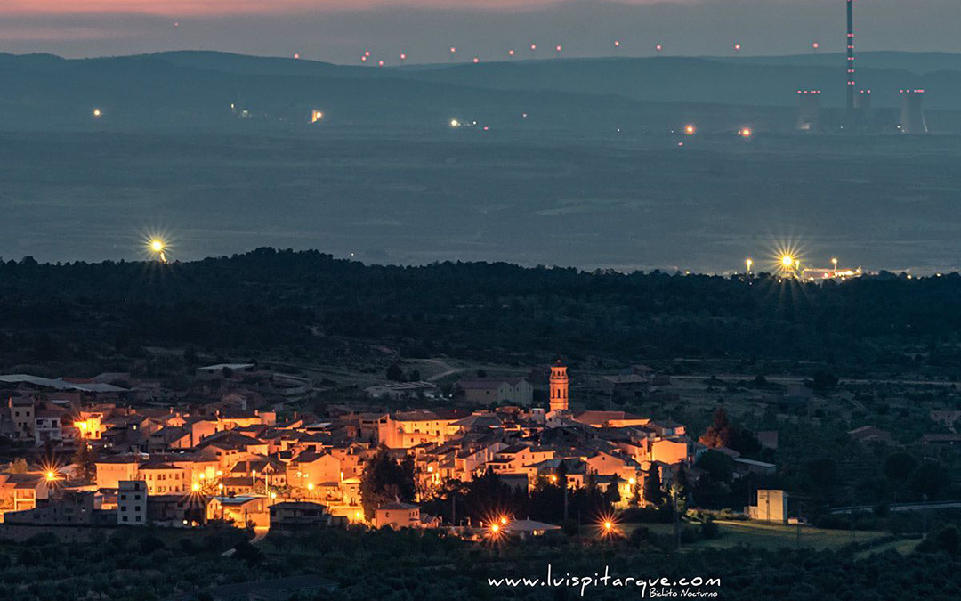 Luis Pitarque capturó la Térmica desde la ermita de Santa Bárbara en Belmonte de San José la noche anterior a la demolición de las torres./ Luis Pitarque