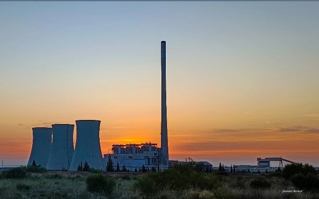 Juanma Bernad ha madrugado para fotografiar el último amanecer de la Térmica con sus tres torres de refrigeración./ Juanma Bernad