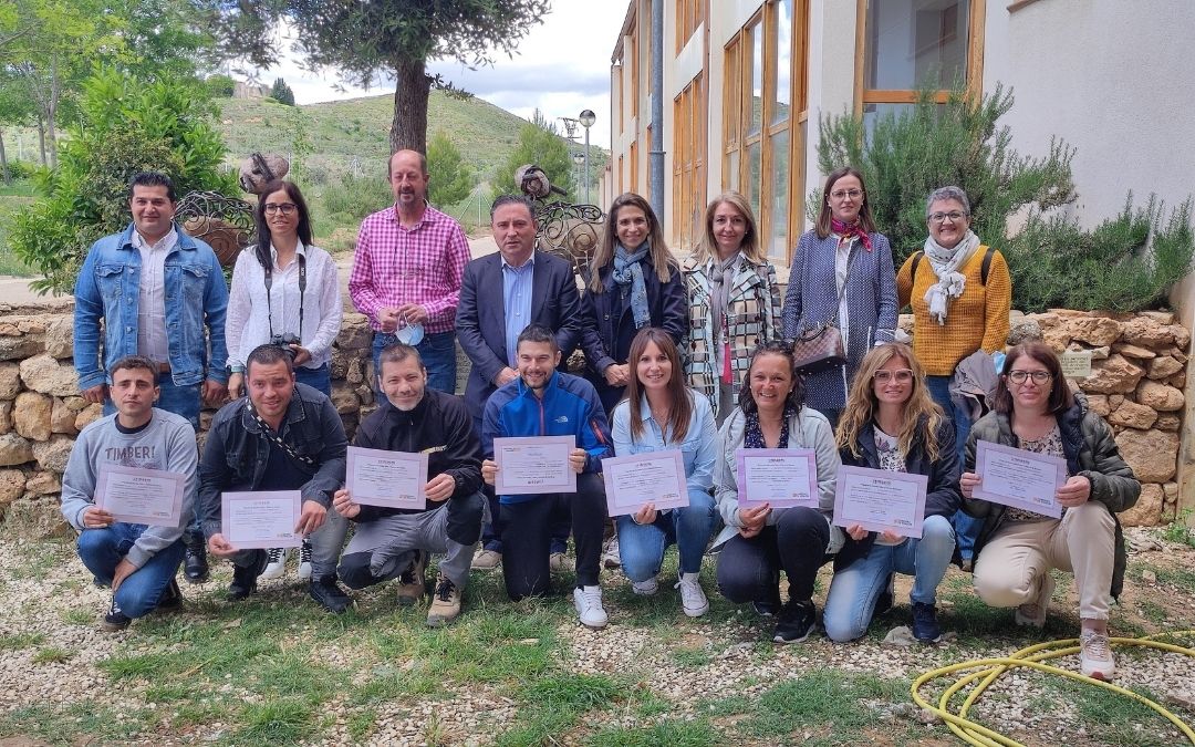 Imagen de la entrega de diplomas durante el acto de clausura del taller de empleo en Andorra.