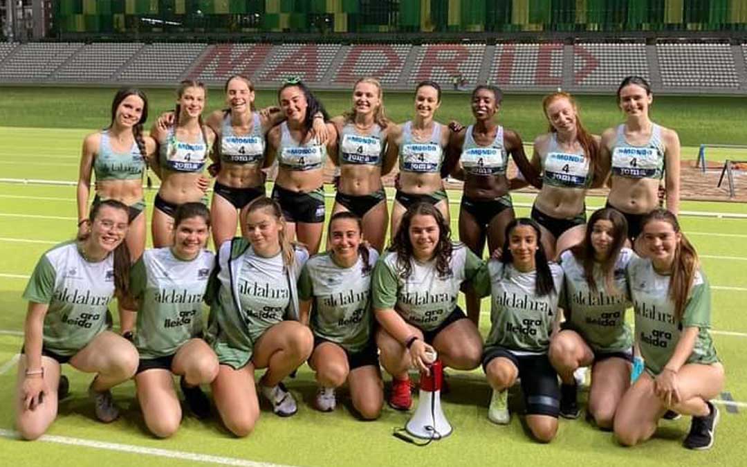 Elena Sanz, quinta por abajo de izquierda a derecha, junto al resto de sus compañeras de club. Foto. J.S.