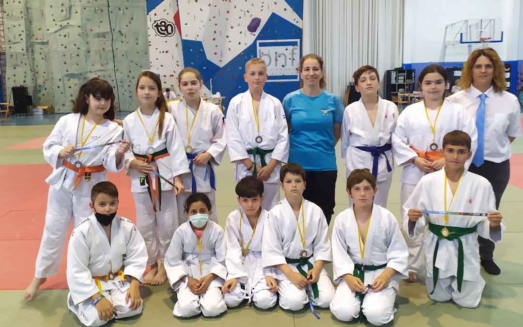 La expedición del Club de Judo Alcañiz que estuvo en Binéfar. Foto. M.R.