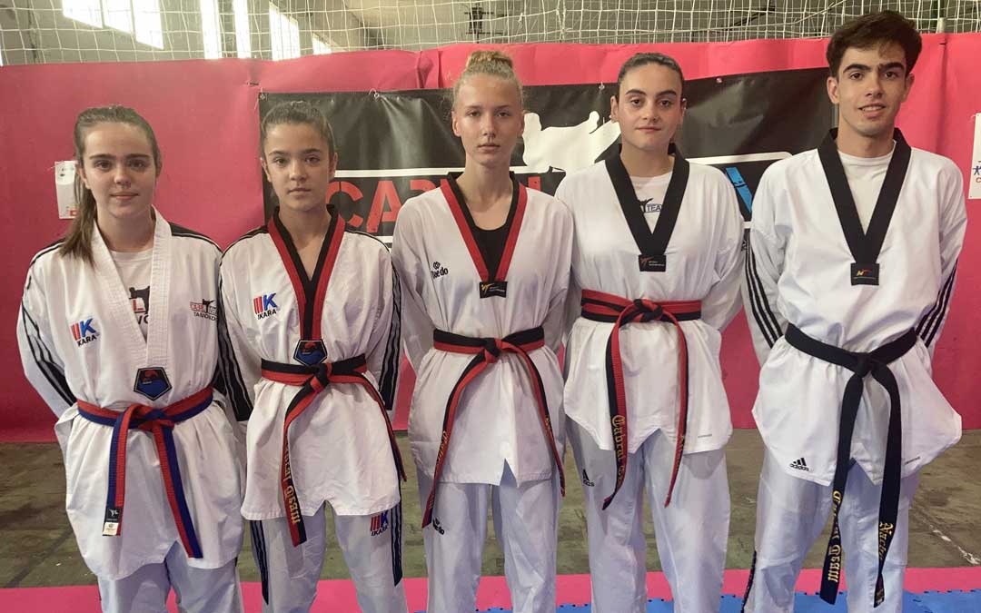 Los cinco taekwondistas que viajan este fin de semana a Almería. Foto. J.C.C.