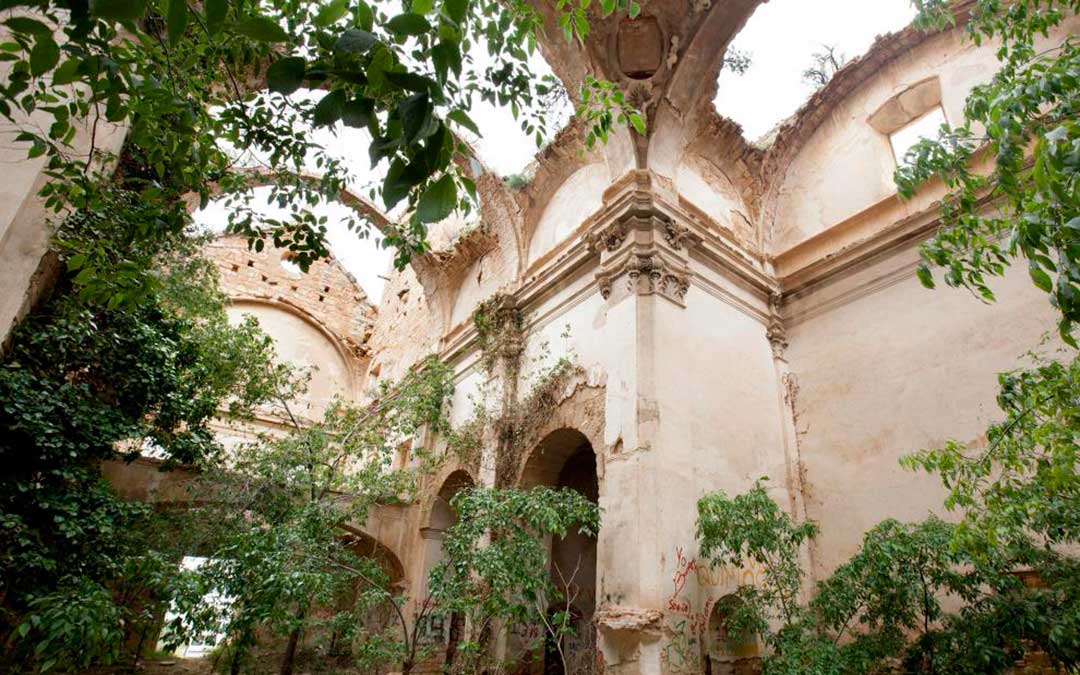 El interior de la iglesia del convento del Desierto de Calanda, sin techo e invadido por la maleza./ Antonio García/Bykofoto