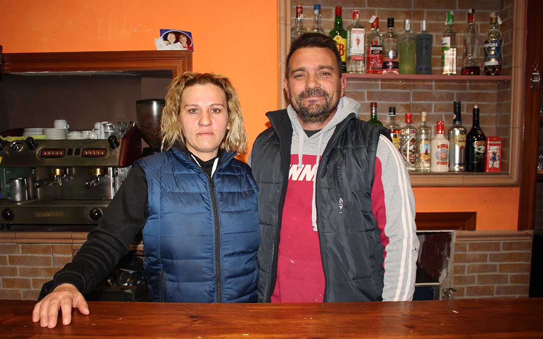 Fani regenta el bar de La Cañada y su marido, Cristian, es autónomo de la construcción./ L. Castel