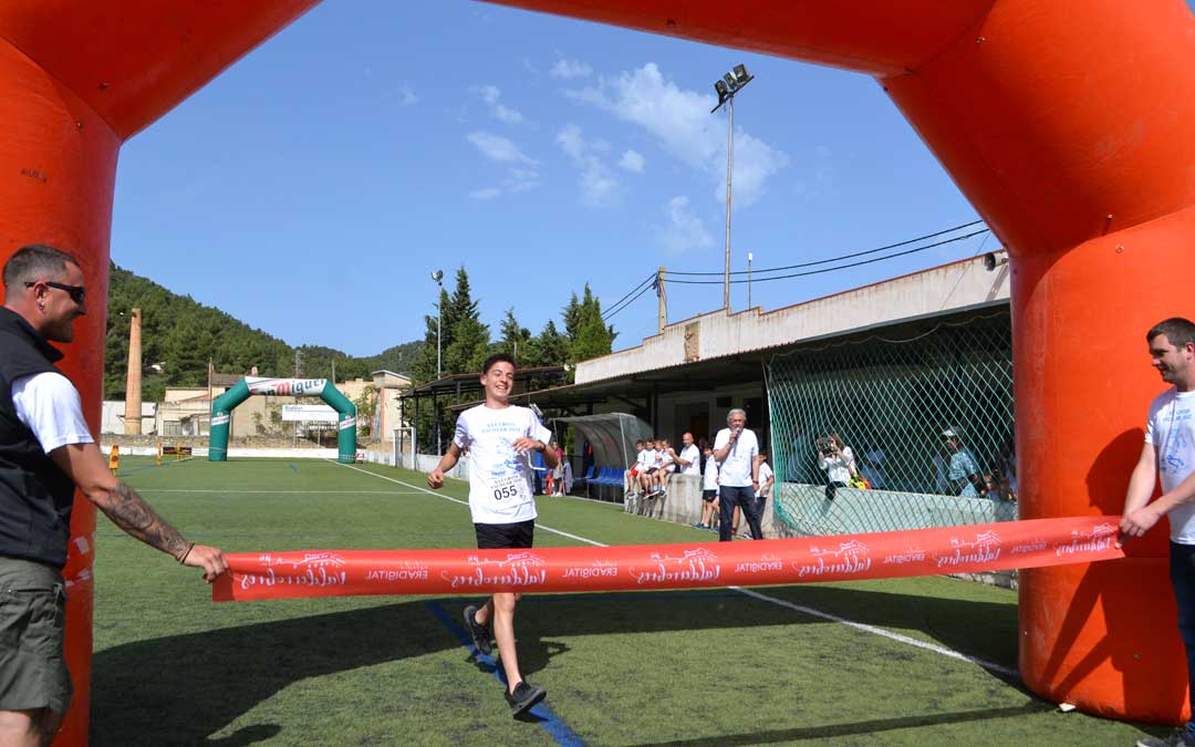 Uno de los atletas que participaron en este cita deportiva entra vencedor en la línea de llegada./ J.V.