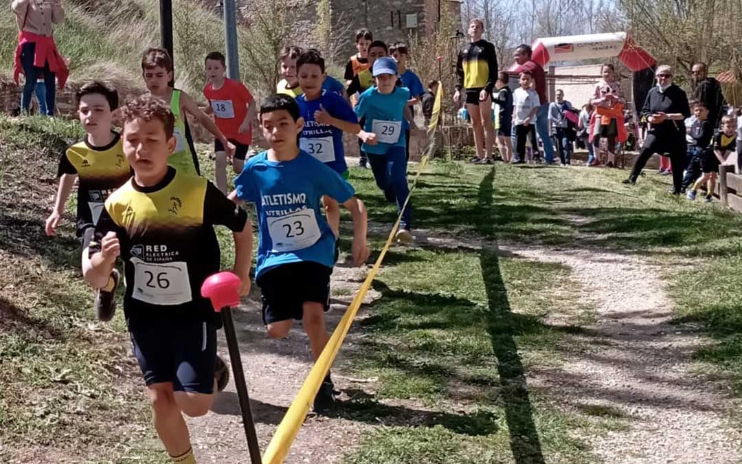 Algunos de los atletas que participaron en el cross en plena carrera. Foto. Comarca Cuencas Mineras