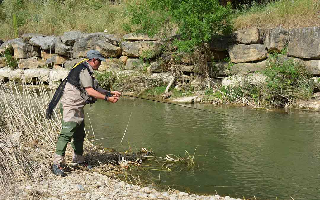 Un miembro de la Sociedad Deportiva de Pesca de Alcañiz realizando una demostración a los alumnos./I.M.