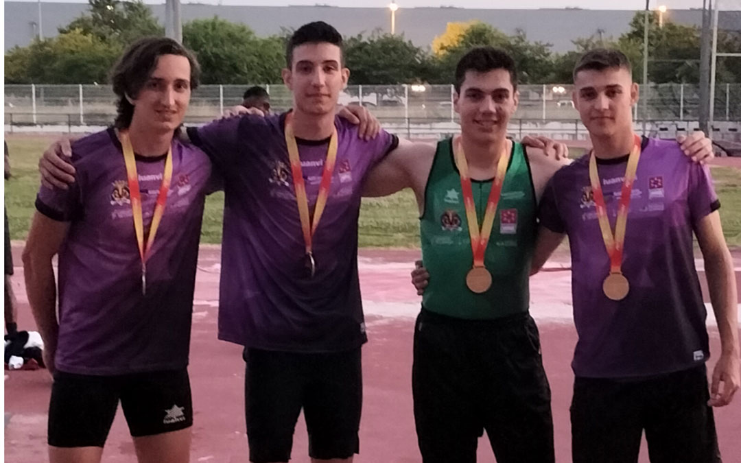 Diego Delgado con camiseta verde junto a sus compañeros de equipo. Foto. C.D.