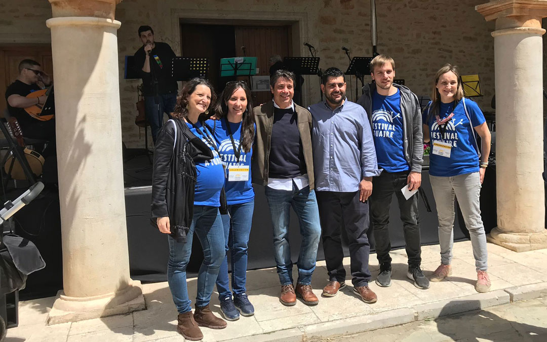 Diego Piñeiro junto al alcalde de Jarque de la Val y los organizadores del Festival. / DPT