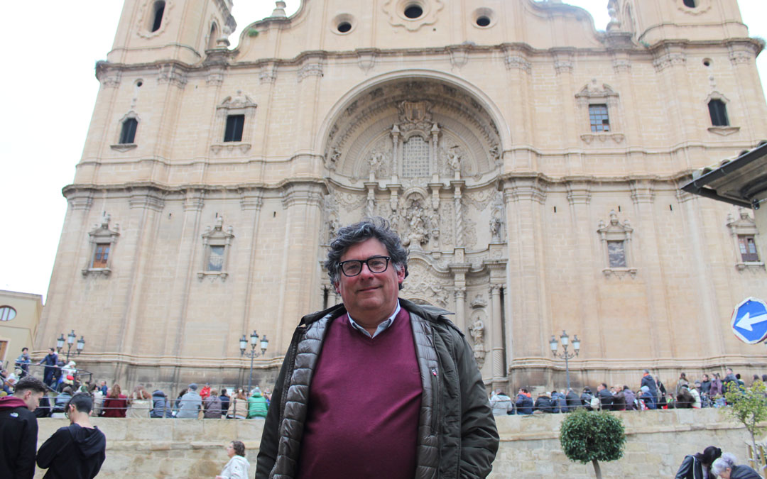 Carlos Martín, pintor pero también tamborilero, el Martes Santo antes del inicio de la procesión delante de Santa María en Alcañiz. / B. Severino