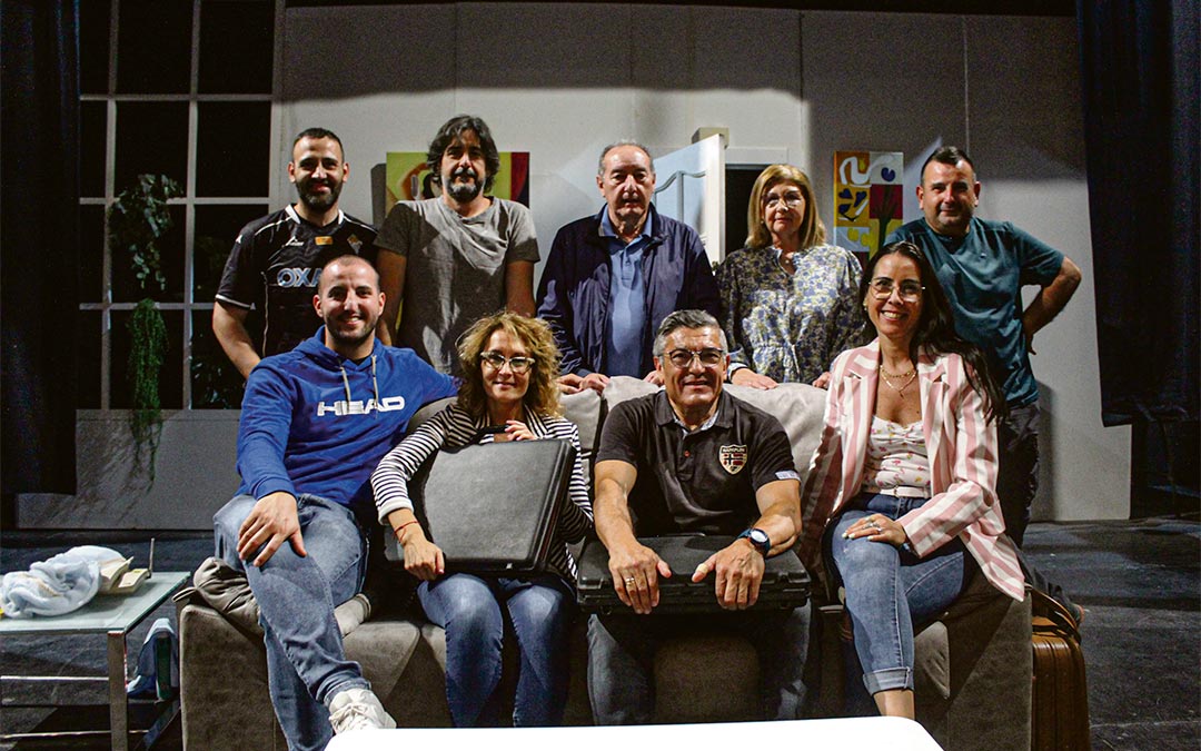 Luciano Esteban, Jorge Llombart, Paco Romero, Nati Magallón, Fernando Foz, Jorge Vílchez, Eva Lucia Narvión, Raimundo Molías y Ana Ariño, el martes en el ensayo de ‘El maletín’. Fernando Calvo está a los efectos especiales y falta Antonio Rivero./ Beatriz Severino