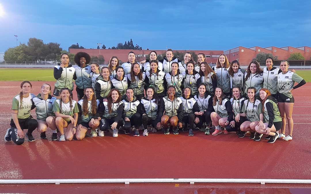Las componentes del equipo leridano entre las que se encuentra Elena Sanz. Foto. J.S.