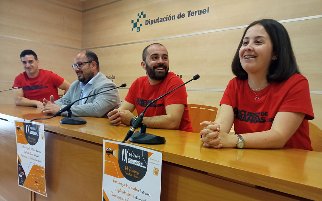 Carlos Martín, miembro de la organización; Alberto Izquierdo, vicepresidente de la DPT; Héctor García, alcalde de Escucha; y Tania Peña, presidenta de la Asociación Músicos de Escucha./ DPT