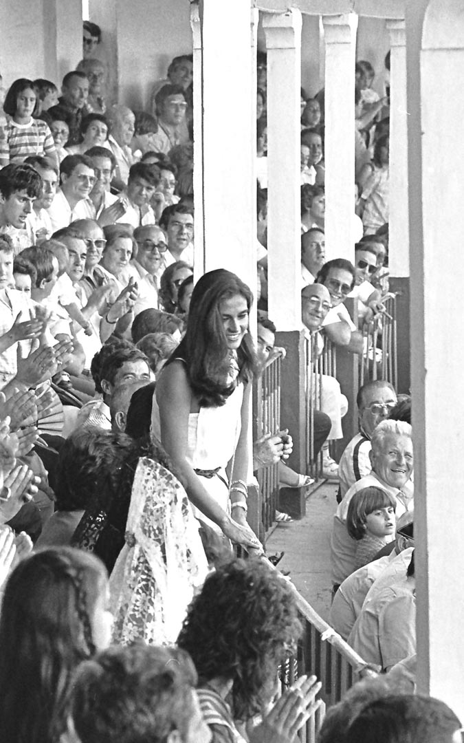Marina Danko, entonces esposa del torero Palomo Linares, en el palco de la plaza durante un festejo en 1983