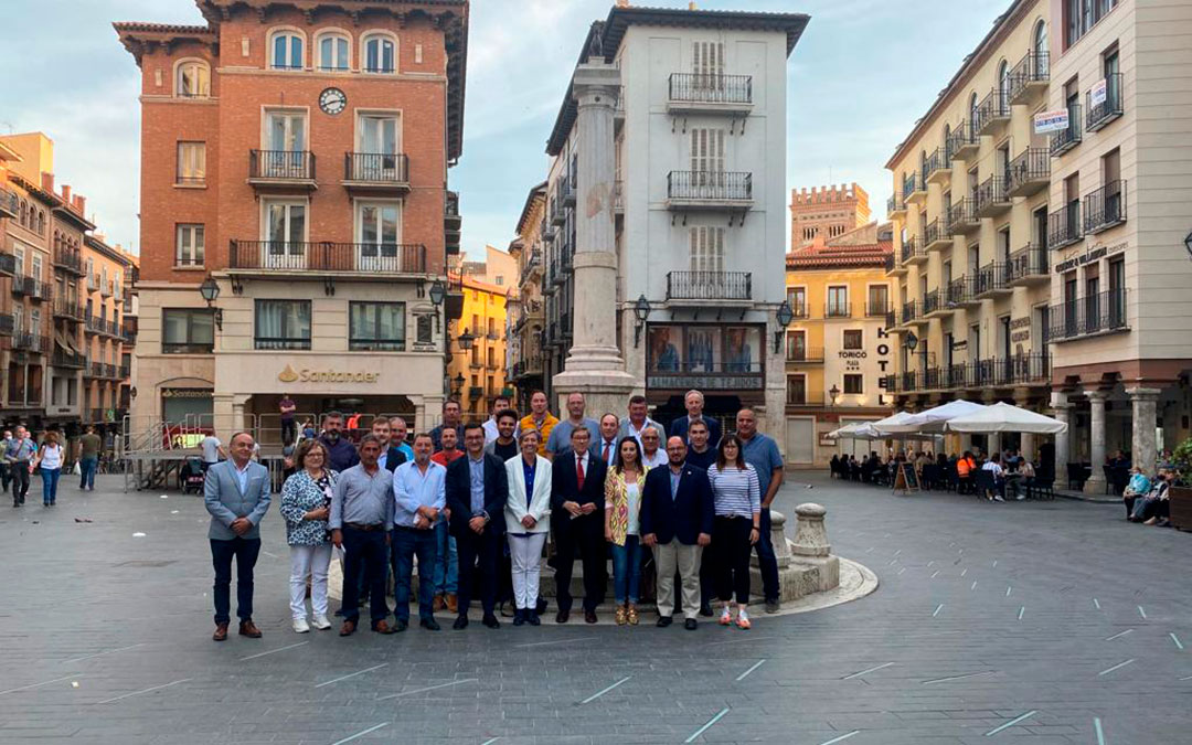 Foto de familia del nuevo Comité Intercomarcal del PAR en Teruel acompañado por Arturo Aliaga y Alberto Izquierdo. La andorrana Esther Peirat es su presidenta (tercera por la derecha) y Eva Fortea la secretaria general./ PAR
