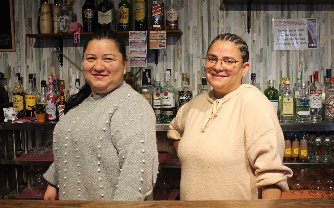 Carolina y Liliane forman parte de una familia de ocho nuevos vecinos de Foz Calanda / L. Castel