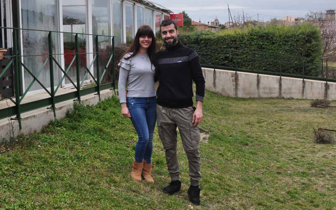 Andrés López y Marián Sllés son desde enero los nuevos gerentes del Bar de Las Piscinas./ Javier de Luna