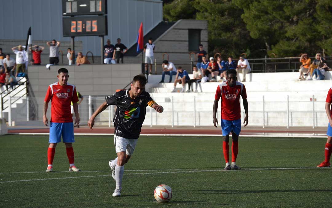Jorge Pellicer en el momento antes de golpear el balón en el penalti con el que ha sido castigado el conjunto visitante./ J.V.