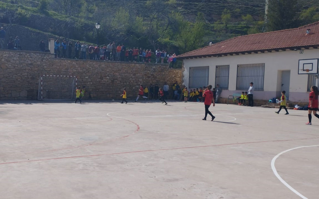 El torneo de fútbol sala se celebró en el patio del colegio de Villarluengo. Foto. Comarca Maestrazgo