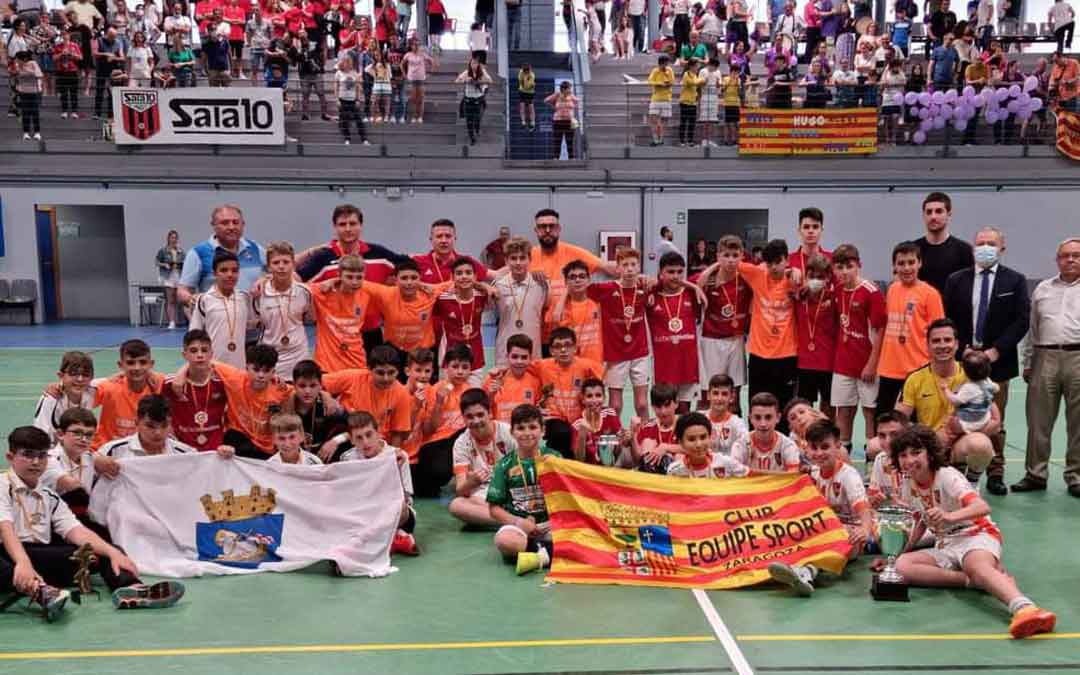 El equipo alevín de fútbol sala del Polideportivo Andorra alcanza el cuarto puesto en el Campeonato de Aragón de Juegos Escolares./ L.C.
