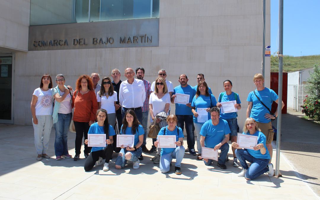 Participantes en el Taller de Empleo comarcal Espacios Naturales Bajo Martín, con sus certificados entregados por Inaem. / B. Severino