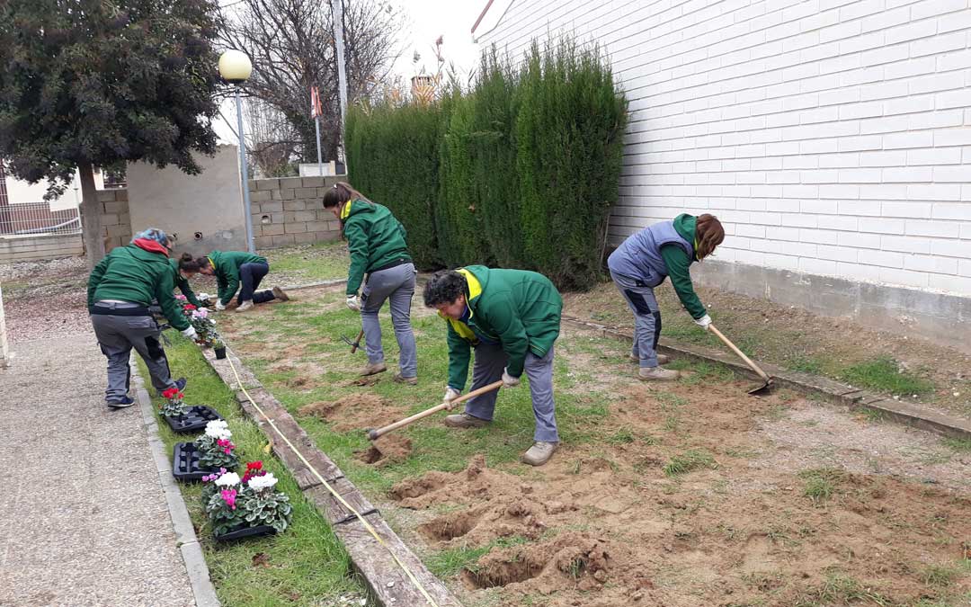 Habilitando una zona de jardín en el centro de día poblano con planteros. / Taller de Empleo