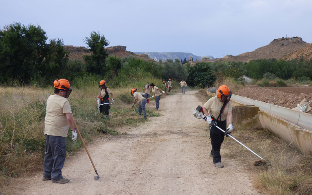 Desbrozando en el GR-262. / Taller de Empleo
