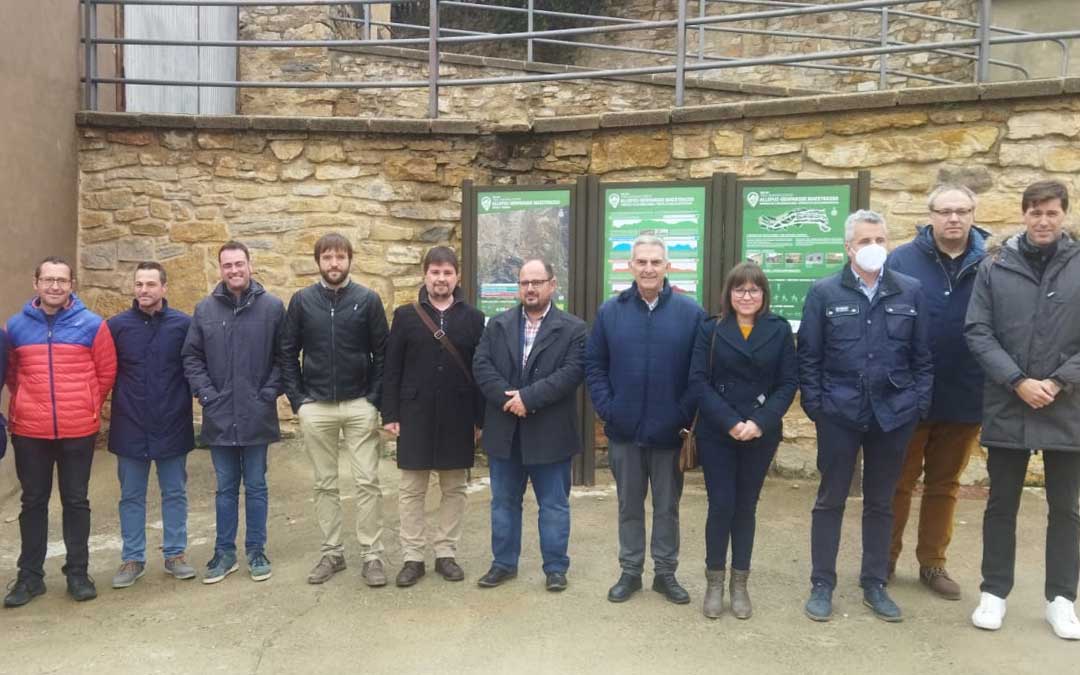 Participantes en la inauguración de la instalación que se ha puesto en marcha en Allepuz. Foto. A.H.