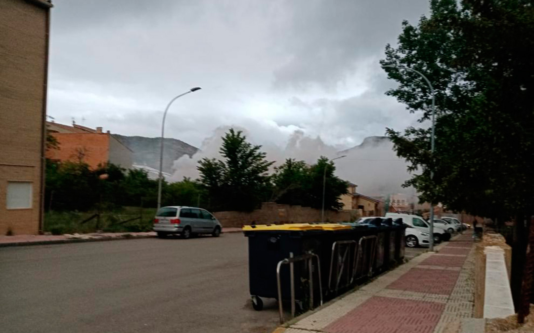 El humo, muy abundante e intenso, ha sido visible desde varios puntos de la localidad./ L.C.