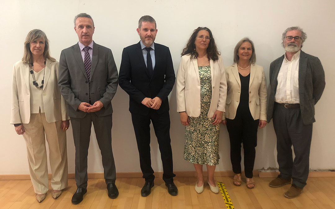 De izda. a dcha. Elena Bárcena Madera, profesora de Filología y subdirectora del instituto; Jesús de Andrés, vicerrector de Centros Asociados de la UNED; Ignacio Urquizu, alcalde de Alcañiz; María del Carmen García Alonso, profesora de la UNED y directora del instituto; Rosa María Martín Aranda, vicerrectora Primera de la UNED; y Antonio Perla de las Parras, profesor de Geografía e Historia de la UNED y subdirector / L. Castel