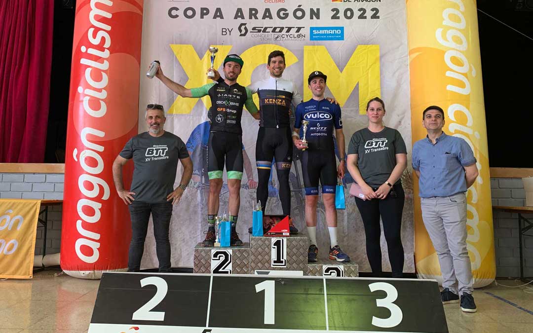 Iván Romero en lo más alto del podio en la prueba celebrada en Mequinenza. Foto. F.A.C.