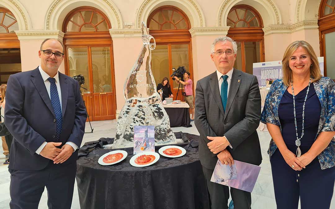El presidente del Jamón de Teruel, Ricardo Mosteo; el consejero de Agricultura; Joaquín Olona; y la directora general de Promoción Agroalimentaria, Carmen Urbano, este jueves en Madrid / DGA