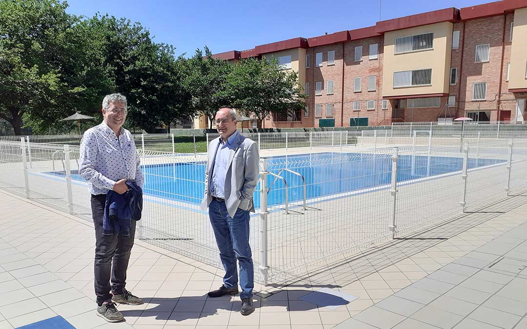 El teniente de alcalde, Javier Baigorri, y el concejal de Deportes, Francisco Lahoz, visitan las últimas tareas de mantenimiento previas a la apertura de las instalaciones./ Ayto. de Alcañiz
