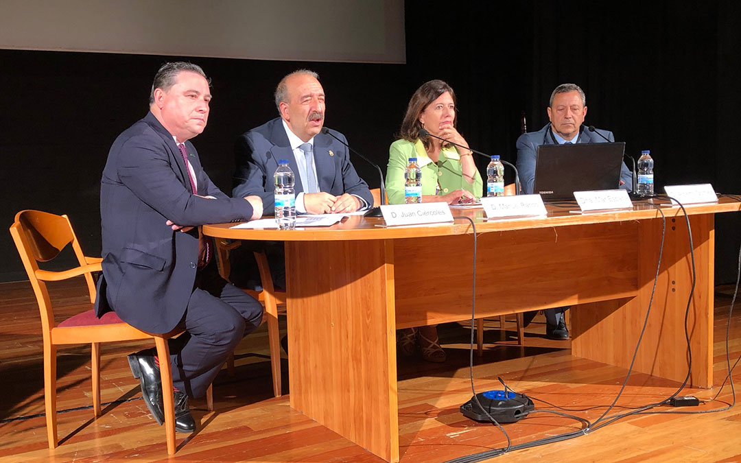 Responsables provinciales en la inauguración de la Jornadas Aragonesas de Protección de Datos en Calamocha. En el centro, Mar España./ DPT