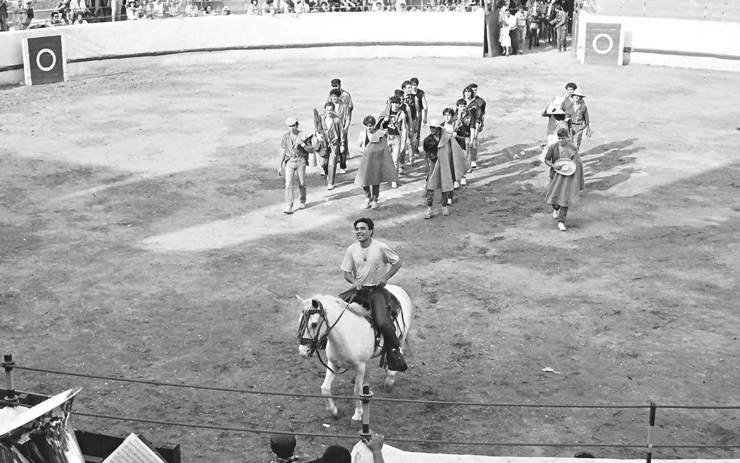 Los jóvenes de algunas peñas a punto de «torear» alguna vaquilla durante las fiestas de septiembre de 1985