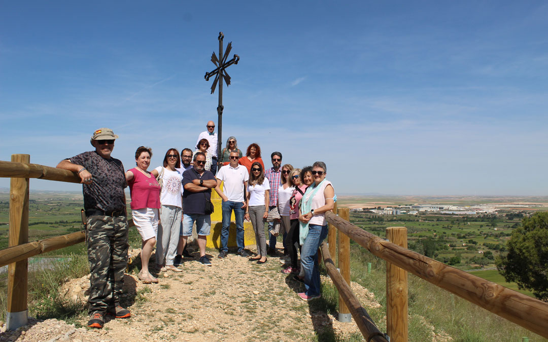 Foto de grupo de alumnado, dirección, ayuntamiento e Inaem al Montecico para ver los trabajos del Taller de Empleo. Entre ellos, el ensanchamiento y vallado del sendero que llega hasta la cruz del mirador. / B. Severino