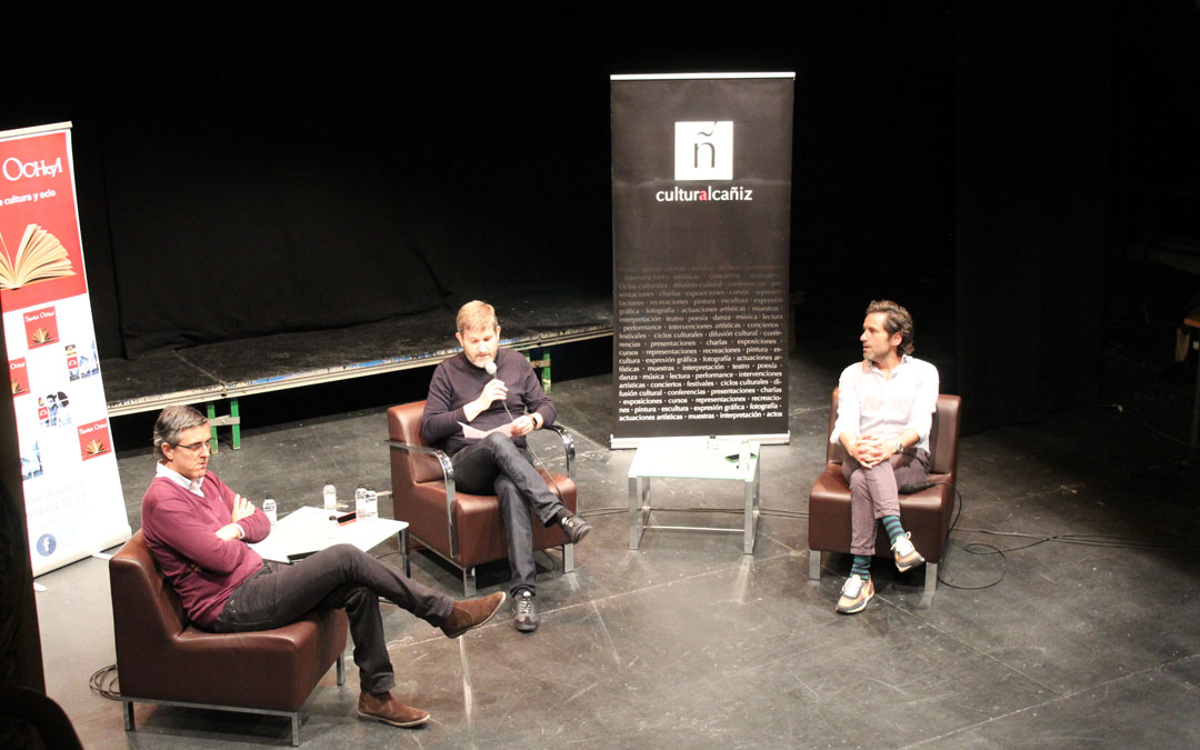 Eduardo Madina y Borja Sémper mantuvieron una conversación moderada por el alcalde de Alcañiz, Ignacio Urquizu, en el teatro con el libro 'Todos los futuros perdidos'. / B. Severino