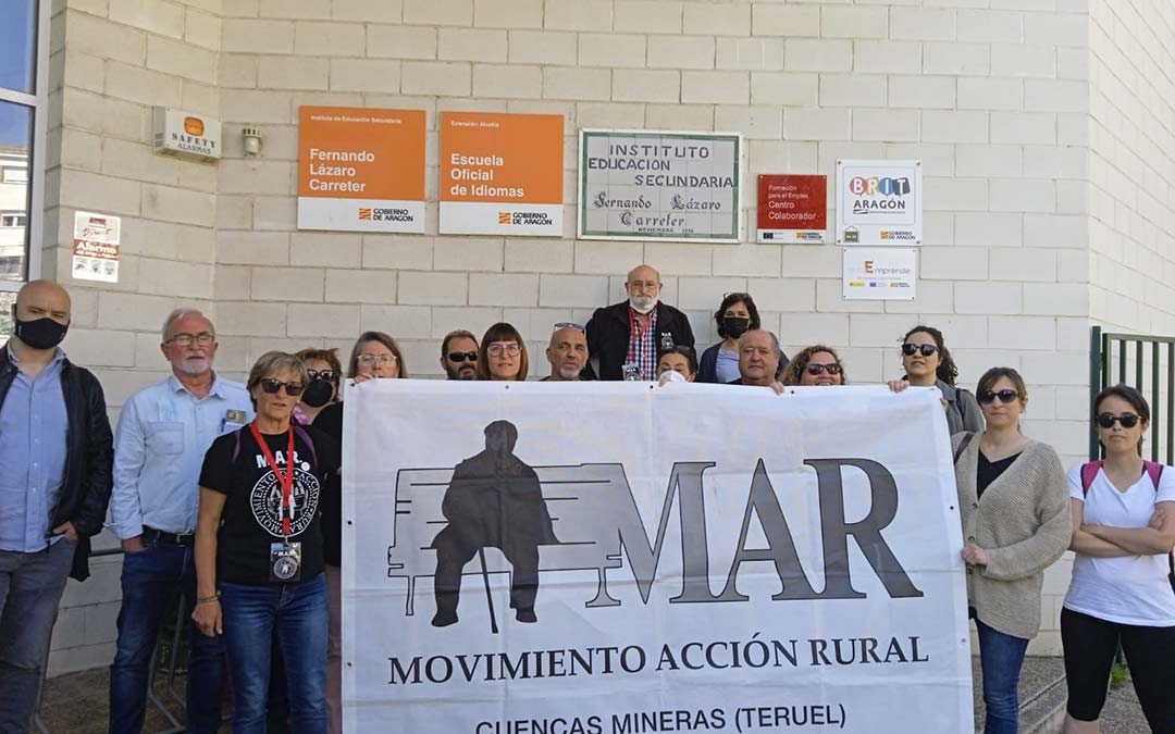 Concentración de este miércoles en el IES Lázaro Carreter de Utrillas./MAR