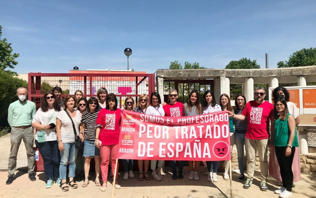 Grupo de profesores del IES Bajo Aragón de Alcañiz durante la manifestación convocada por CCOO.