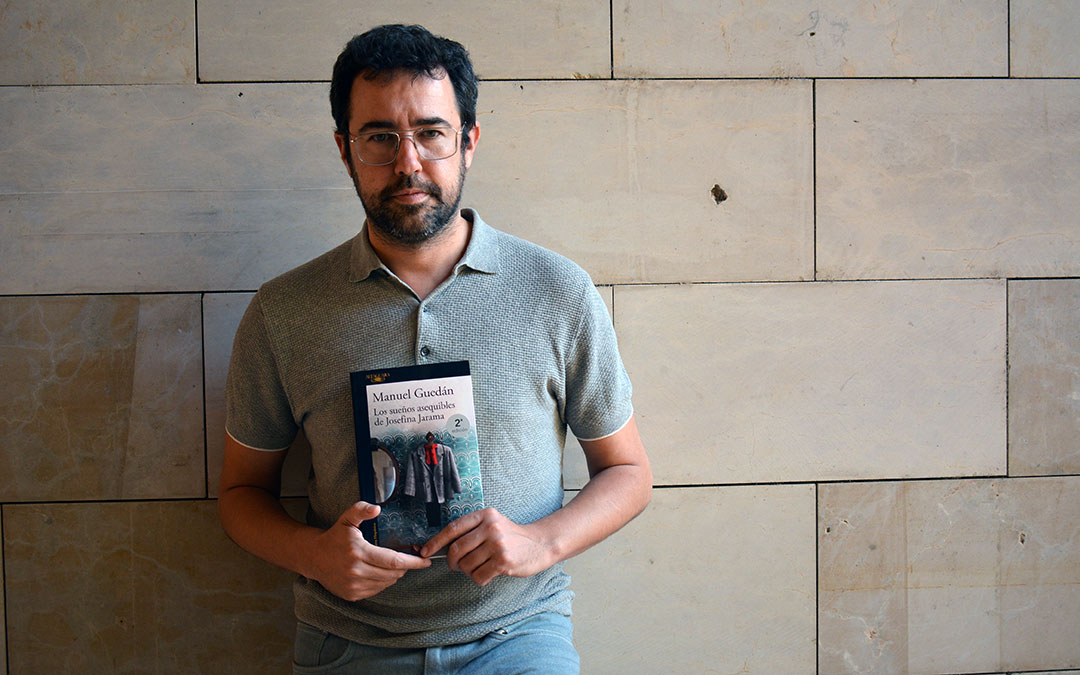 Manuel Guedán con 'Los sueños asequibles de Josefina Jarama' en la zona exterior del Palacio Ardid de Alcaiñz./ Alicia Martín