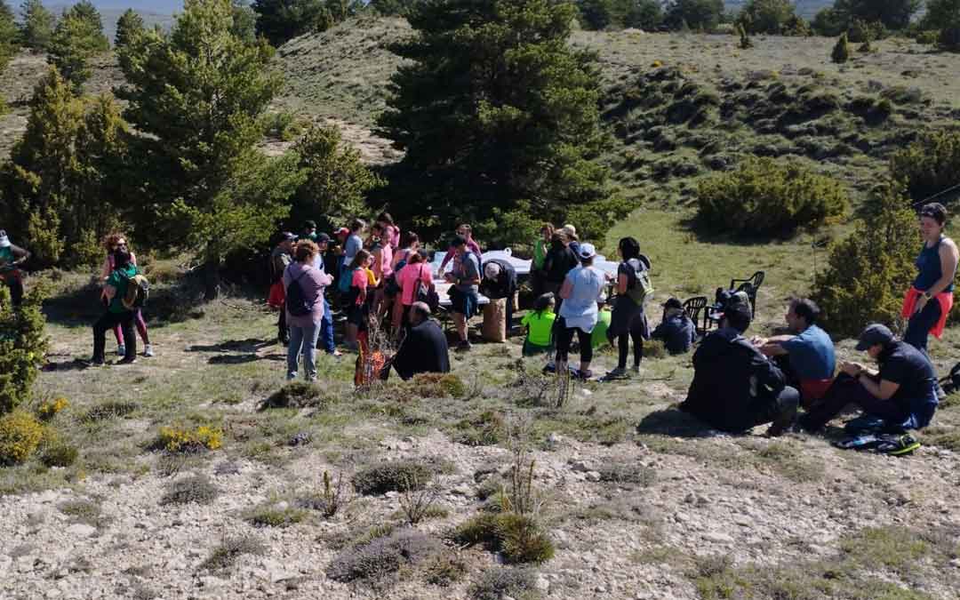 Un grupo de senderistas en uno de los avituallamiento de la ruta. Foto. Comarca Maestrazgo