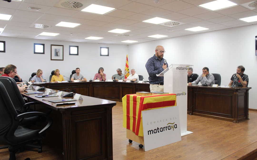 Isel Monclús, en el momento de tomar posesión del cargo de presidente. Al fondo, Martí, al que sustituye. / B. Severino