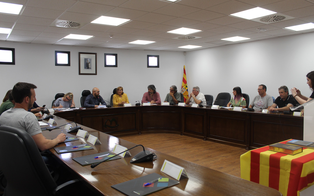 Monclús ya ocupando la silla presidencial junto a la vicepresidenta, Carmen Agud (PAR). / B. Severino