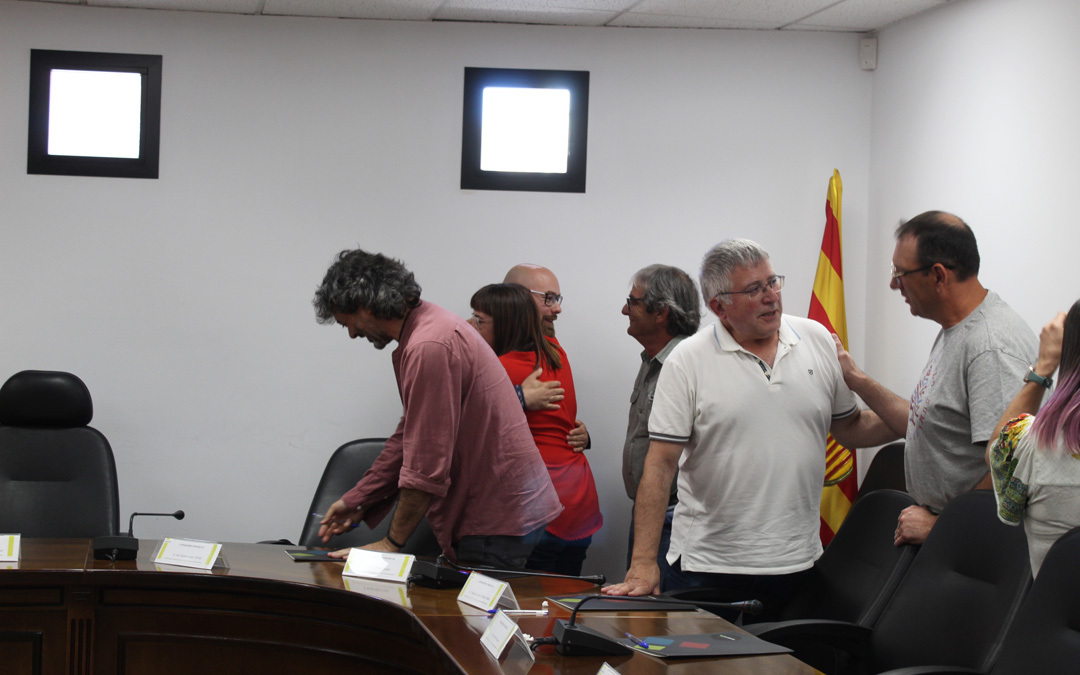 Monclús recibe la enhorabuena de la alcaldesa de Valjunquera mientras charla con Martí al final de la sesión. / B. Severino