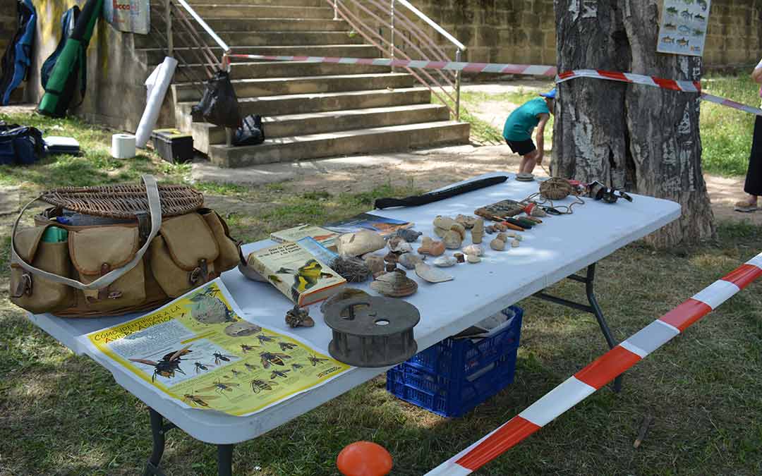 Mesa expositiva con elementos antiguos relacionados con la pesca./I.M.