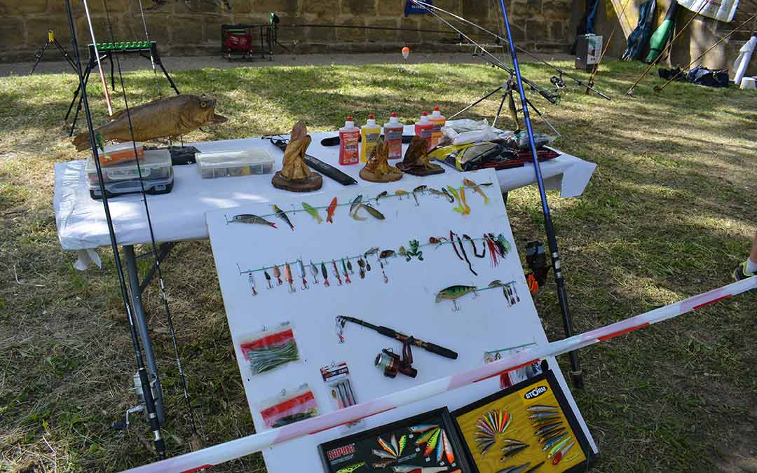 Mesa expositiva con elementos relacionados con la pesca moderna./I.M.
