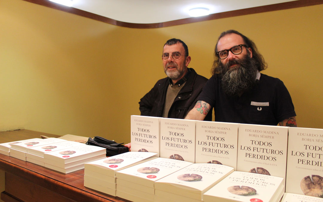 Los libreros colaboradores con Cultura con Ñ y Alcañiz Lee, Miguel Íbáñez y Eugenio Ramo (Santos Ochoa), en el punto de venta de 'Todos los futuros perdidos'. / B. Severino